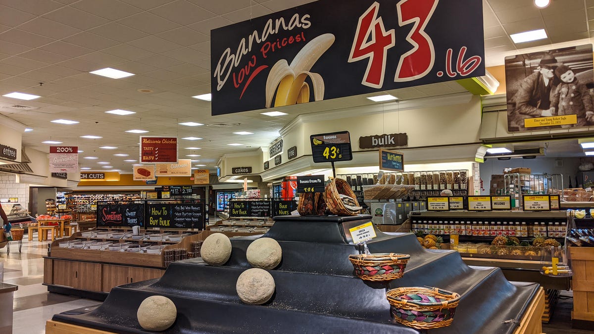 016-coronavirus-empty-shelves-grocery-store