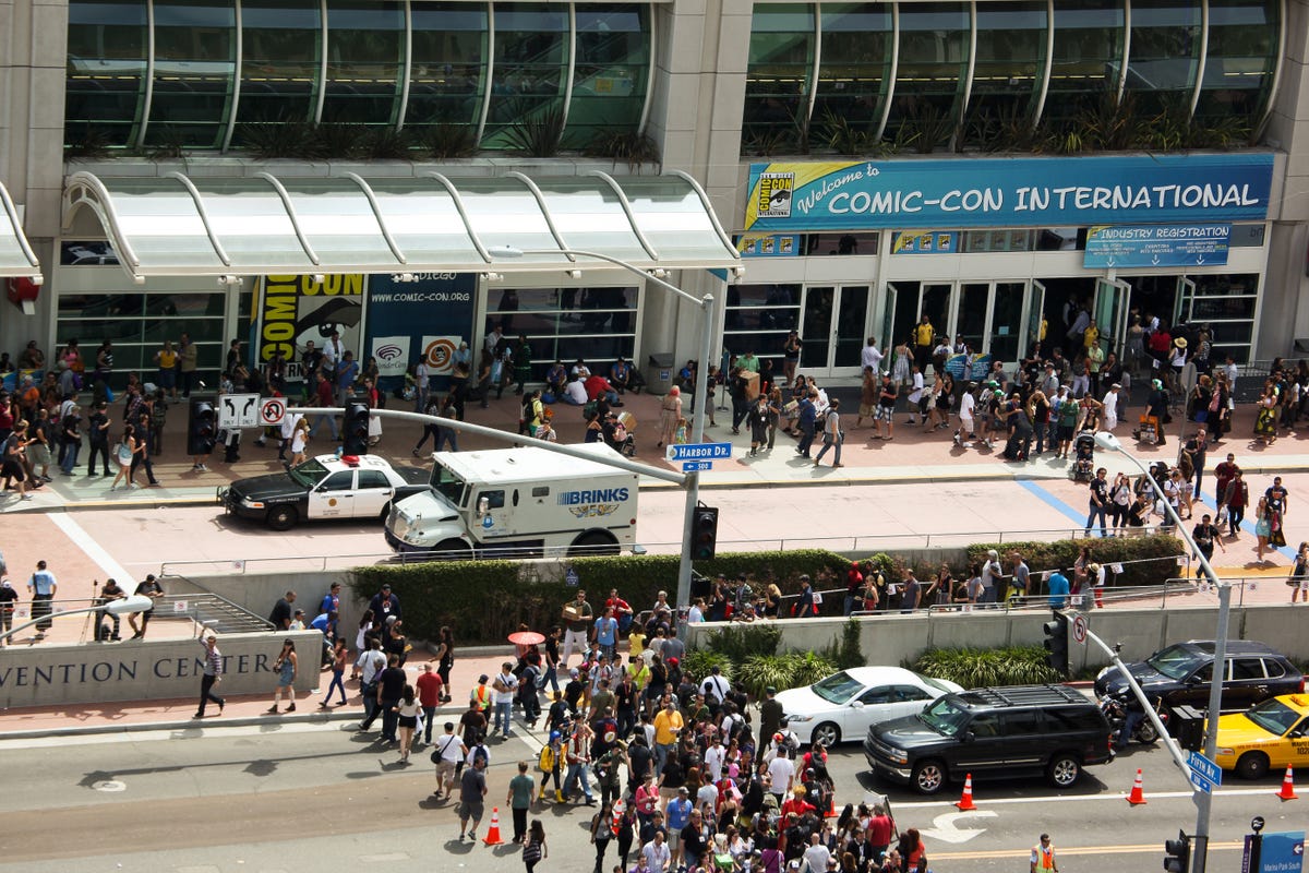 SDCC12_outside_crowd_1.jpg