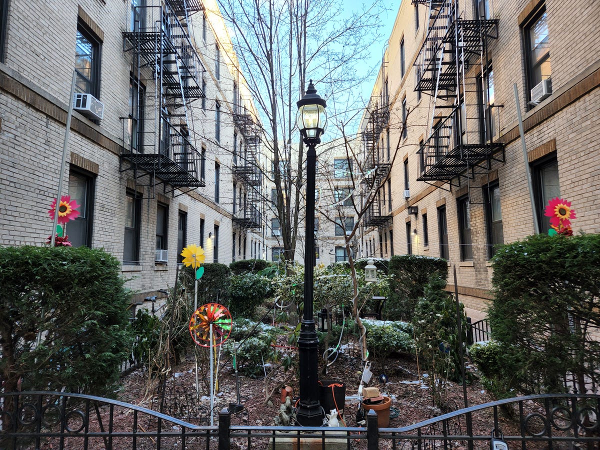 galaxy-s22-plus-outside