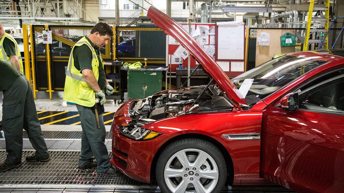 inside-jaguar-manufacturing-england-24