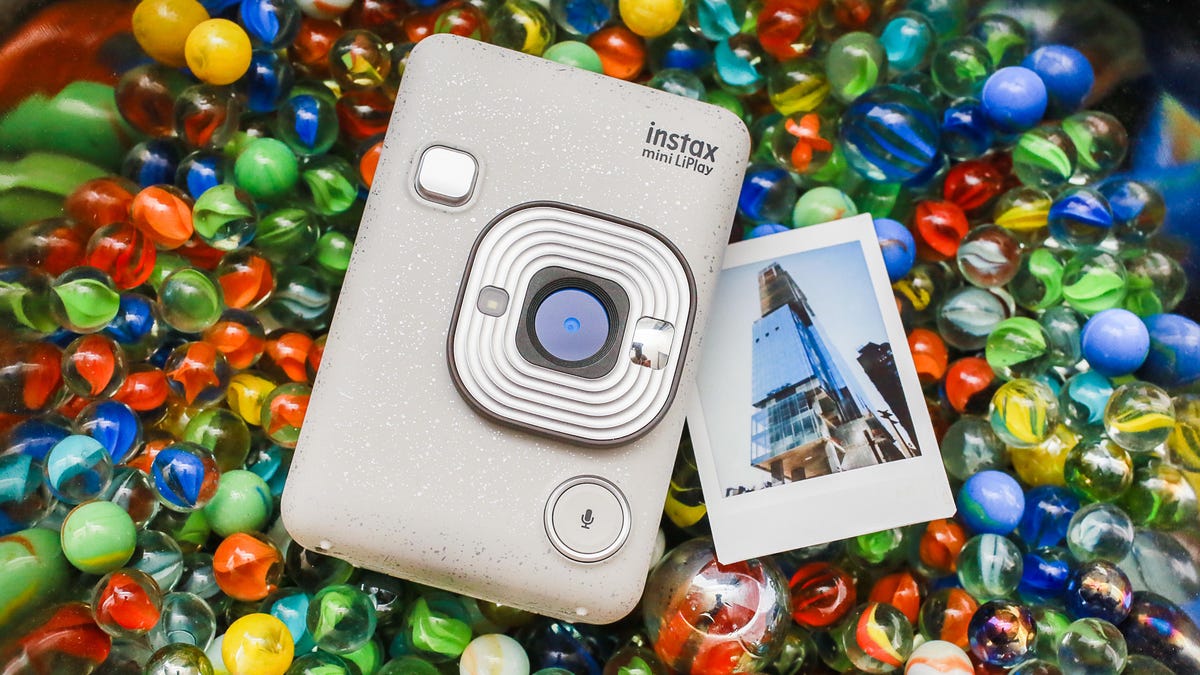 24-fujifilm-instax-mini-liplay