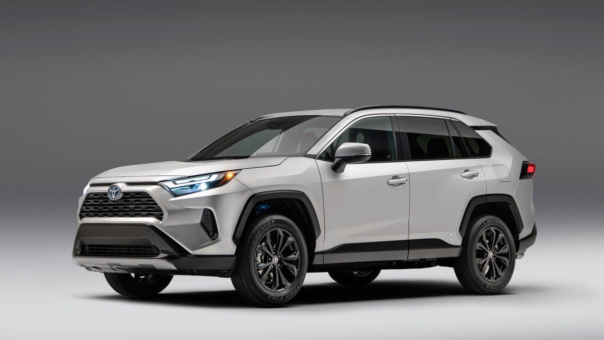 2022-toyota-rav4-se-hybrid-front-3-4