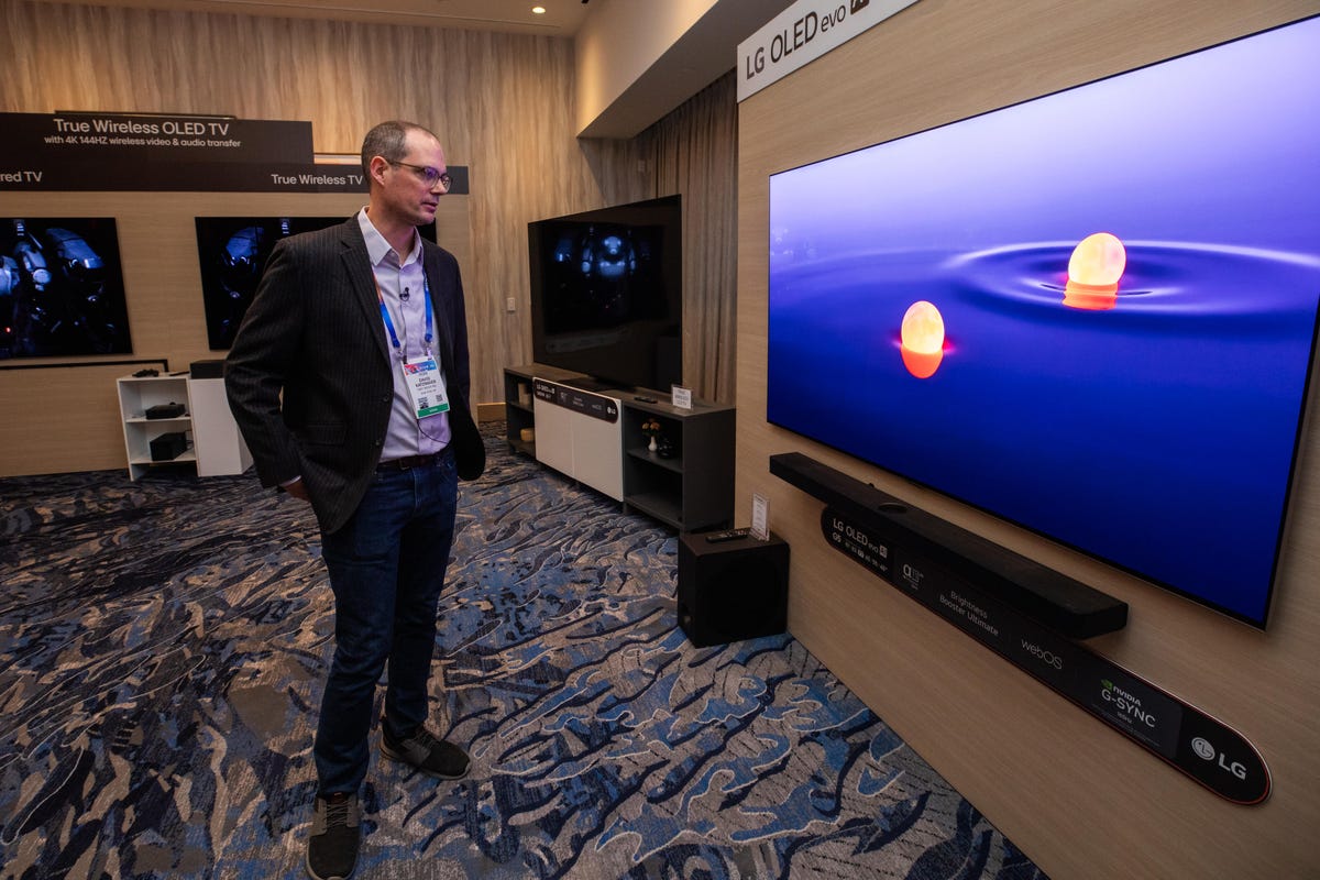 CNET Editor David Katzmaier looks at an LG television at CES 2025.