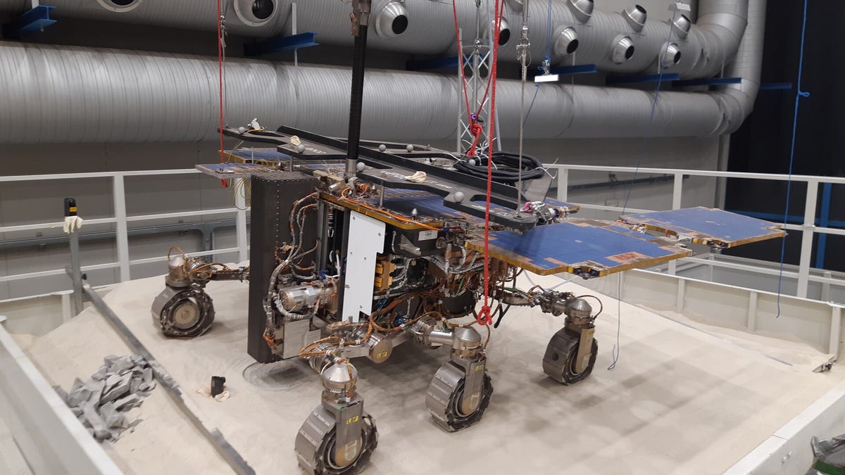 inclined-towards-mars-pillars-1