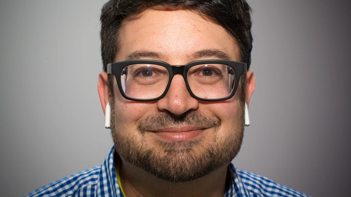 ​Why is this man smiling? No lost AirPod: He can use his 69 bucks to buy a matching necklace.