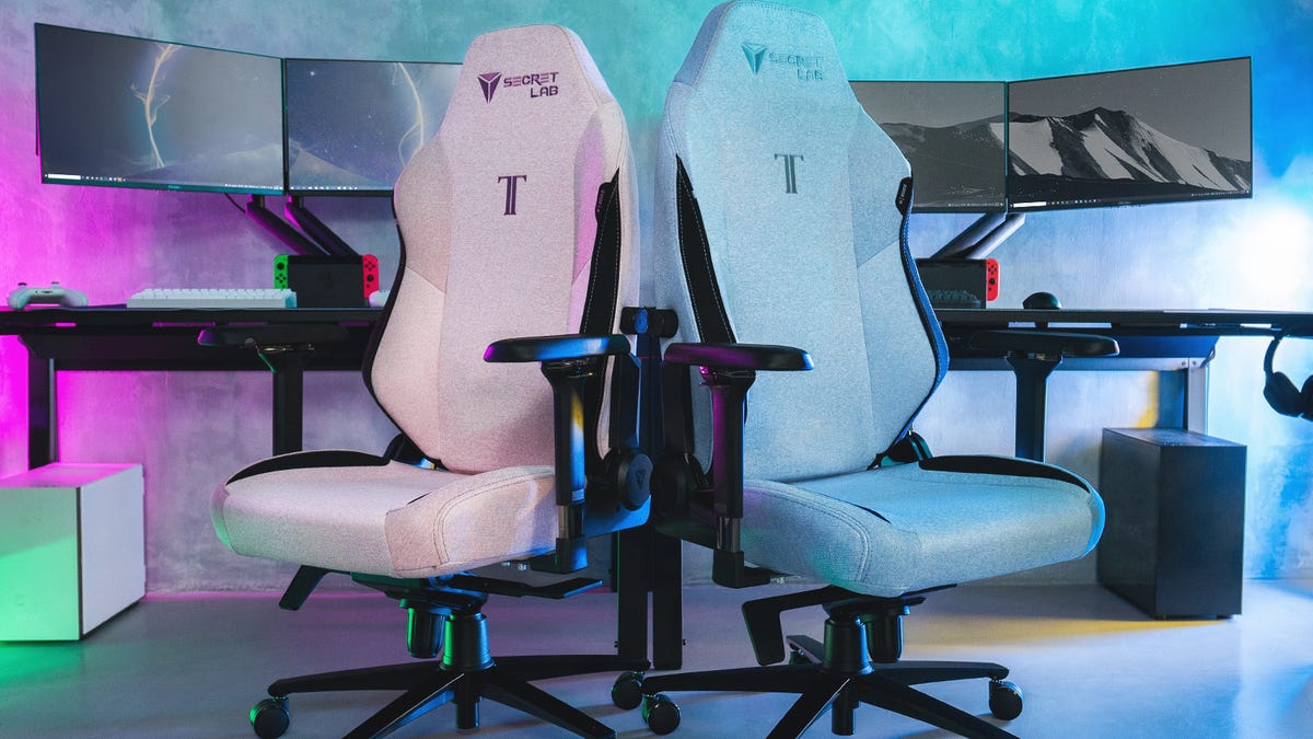 secretlab-titan-evo-2022-series-in-plush-pink-and-frost-blue