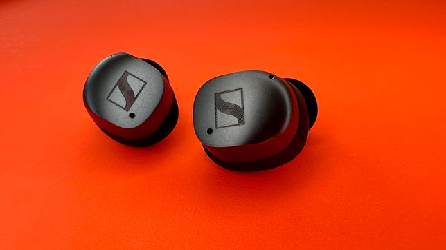 sennheoser-momentum-true-wireless-3-orange-background