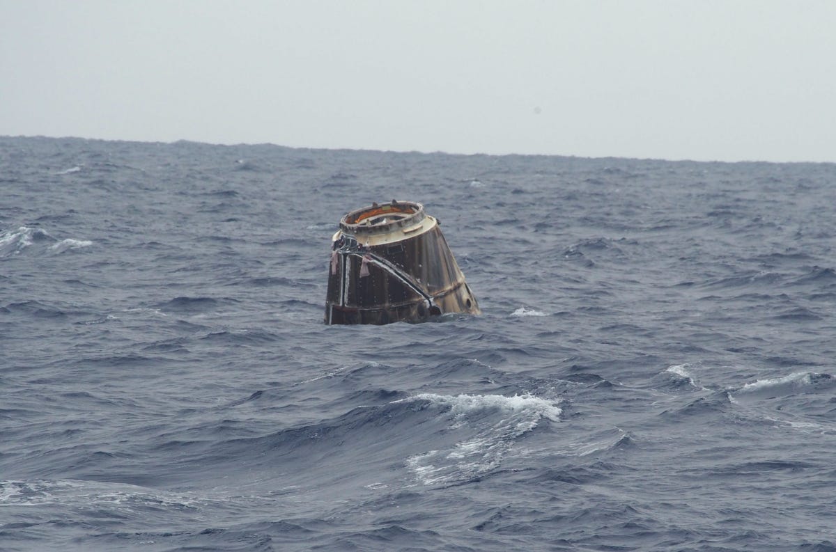 SpaceX_Dragon_in_Pacific_5-31-12_Credit_Michael_Altenhofen.jpg