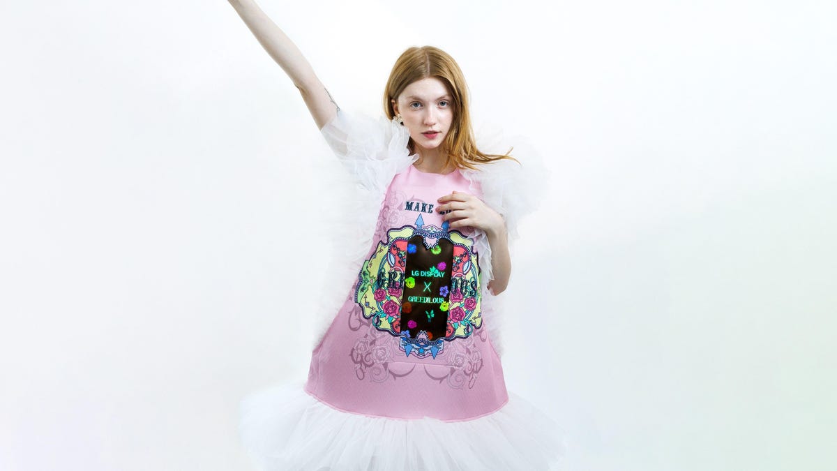 photo-1-lg-display-unveils-stretchable-displays-at-seoul-fashion-week