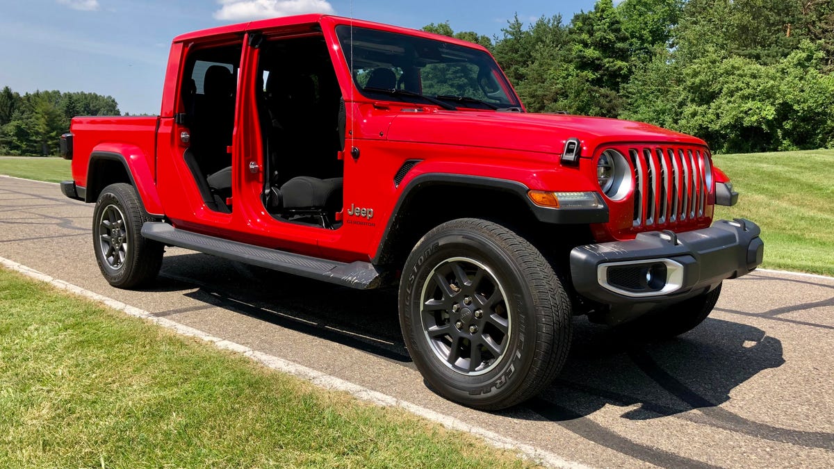 2020 Jeep Gladiator Overland - front 3/4 view