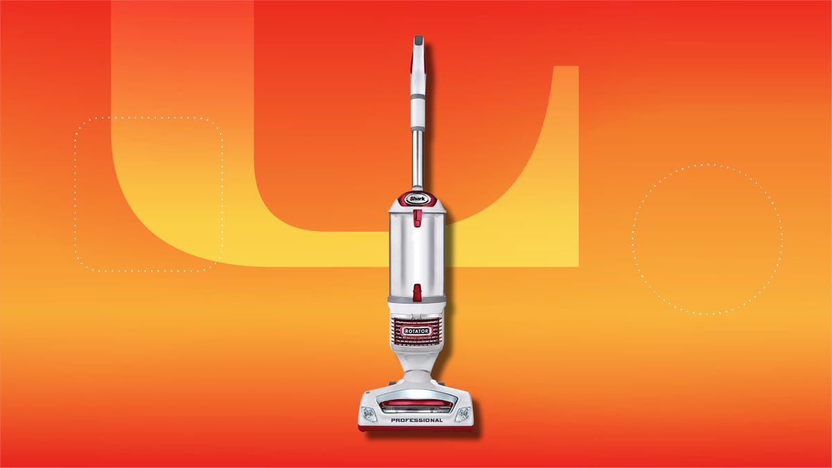 Shark NV501 vacuum cleaner against CNET commerce background.