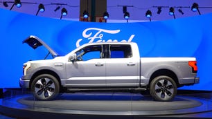 ford-f150-lightning-2022-feature-holdingstill-cms