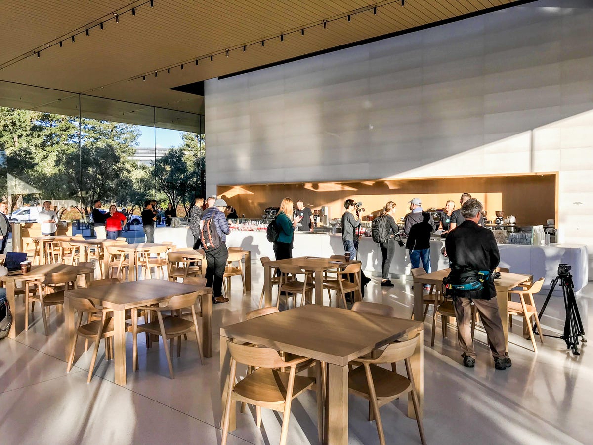 01apple-visitor-center-open