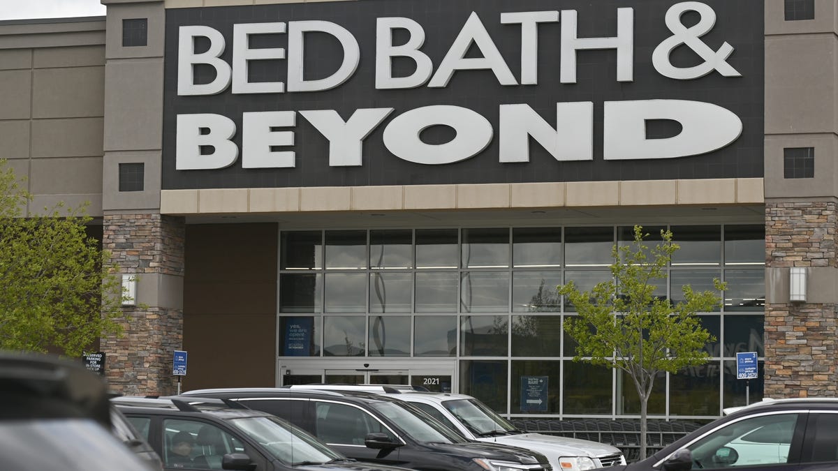 Bed Bath and Beyond storefront with cars in parking lot