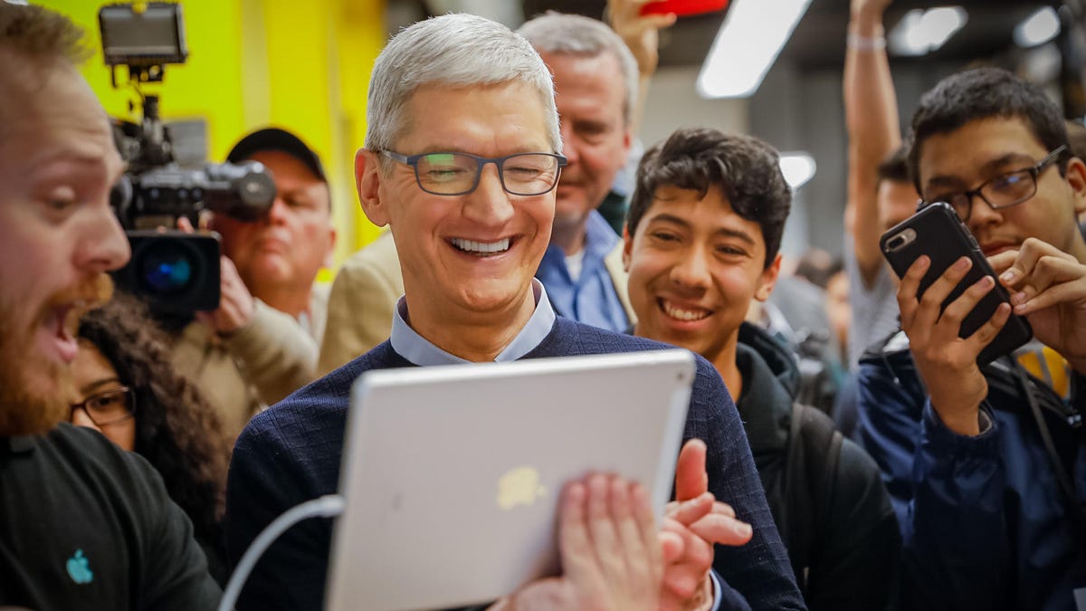 apple-ipad-chicago-tim-cook-9457