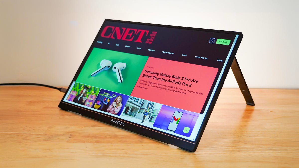 Arzopa Z1RC monitor standing in landscape orientation on a wooden desk