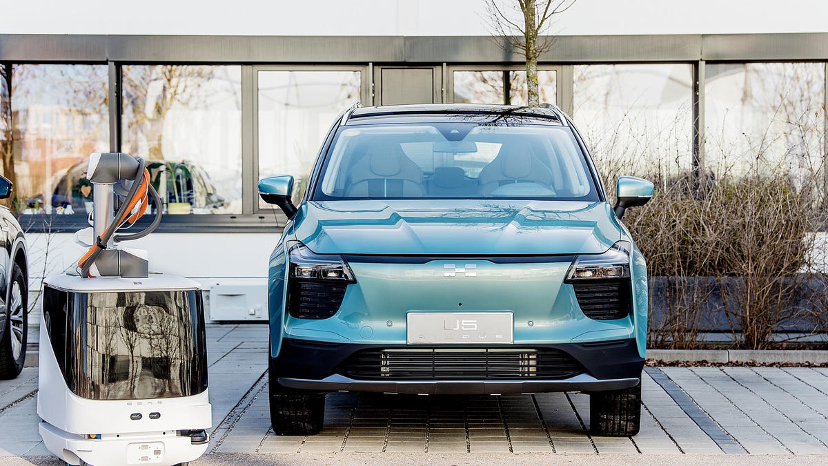 Aiways CARL charging robot