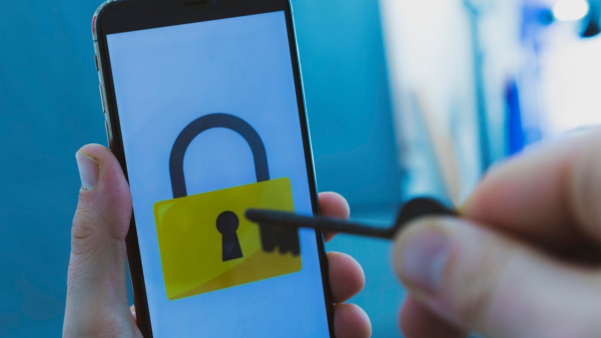 data-privacy-security-hackers-hacking-unlock-iphone-0996