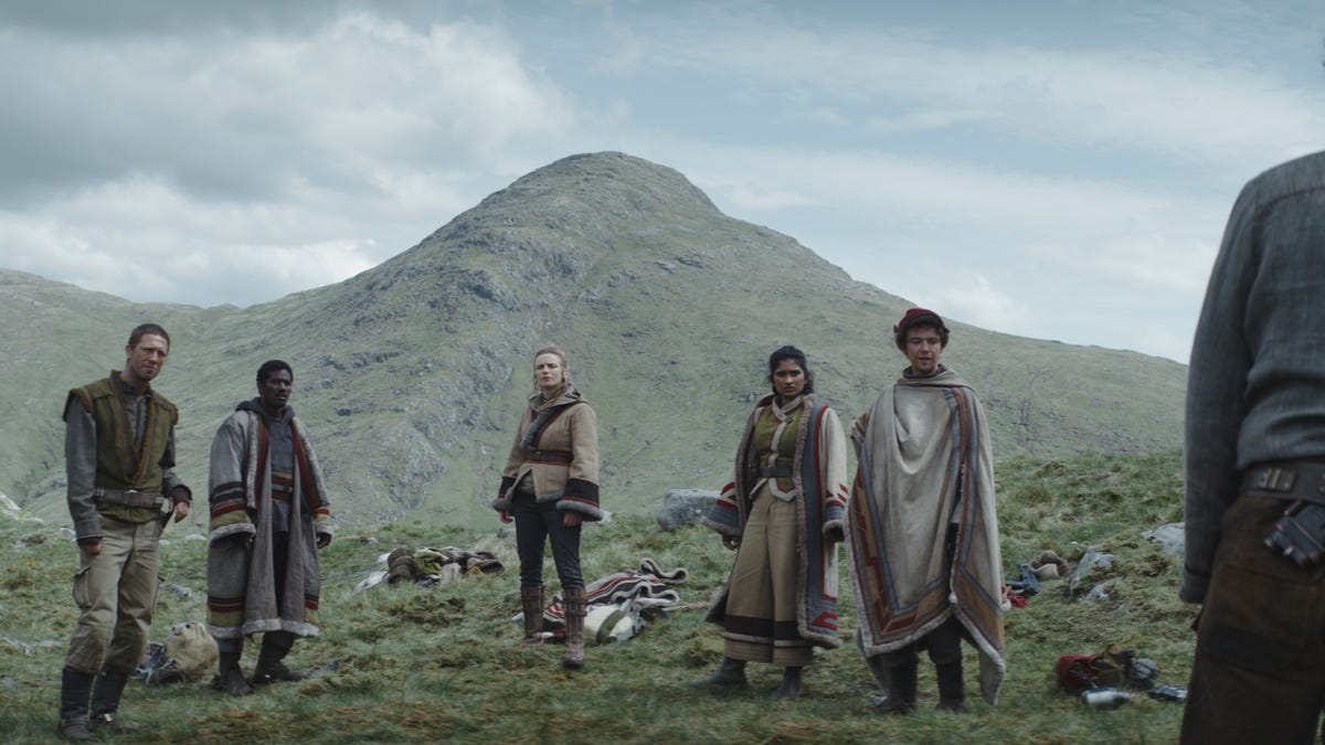 Cassian faces the rebel crew on a mountainous plain in Andor.