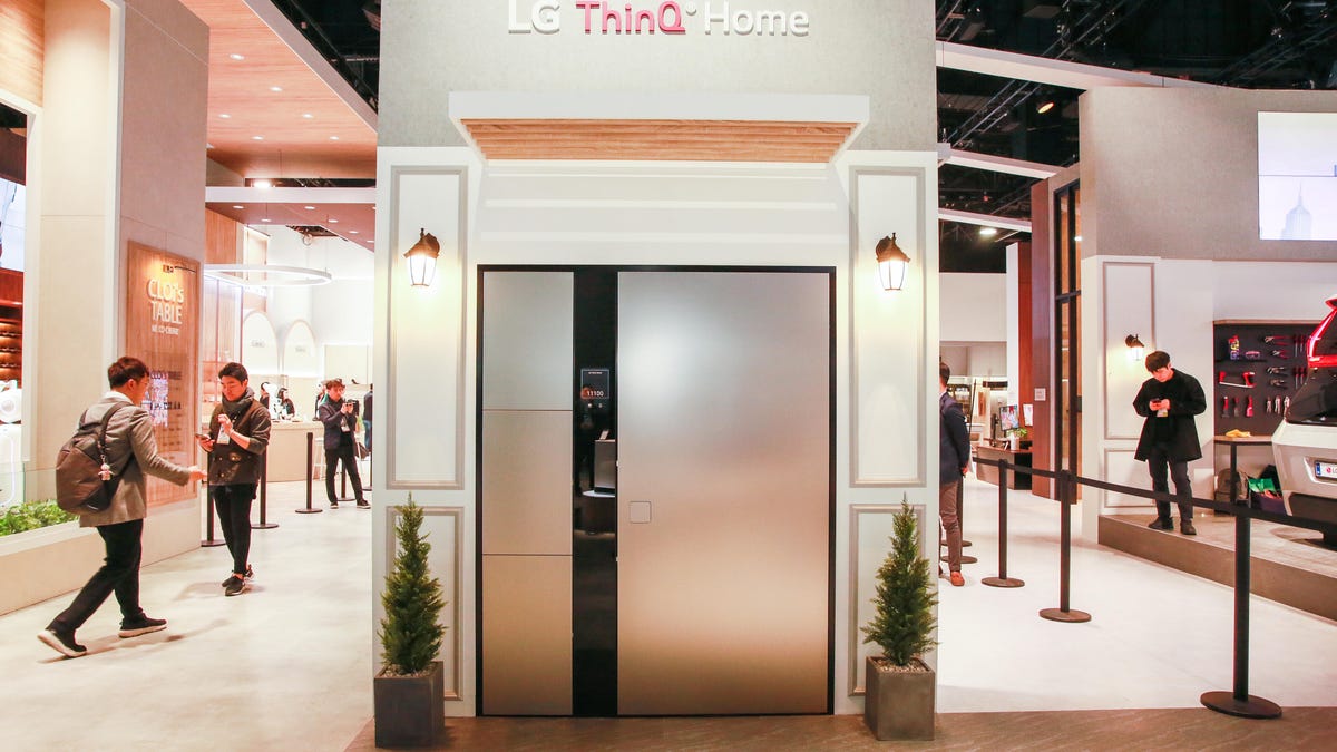 002-lg-thinq-home-door