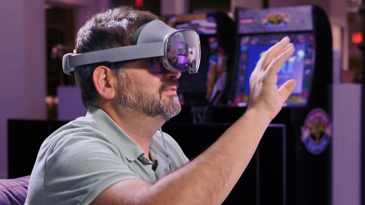 Scott Stein wearing Samsung XR headset