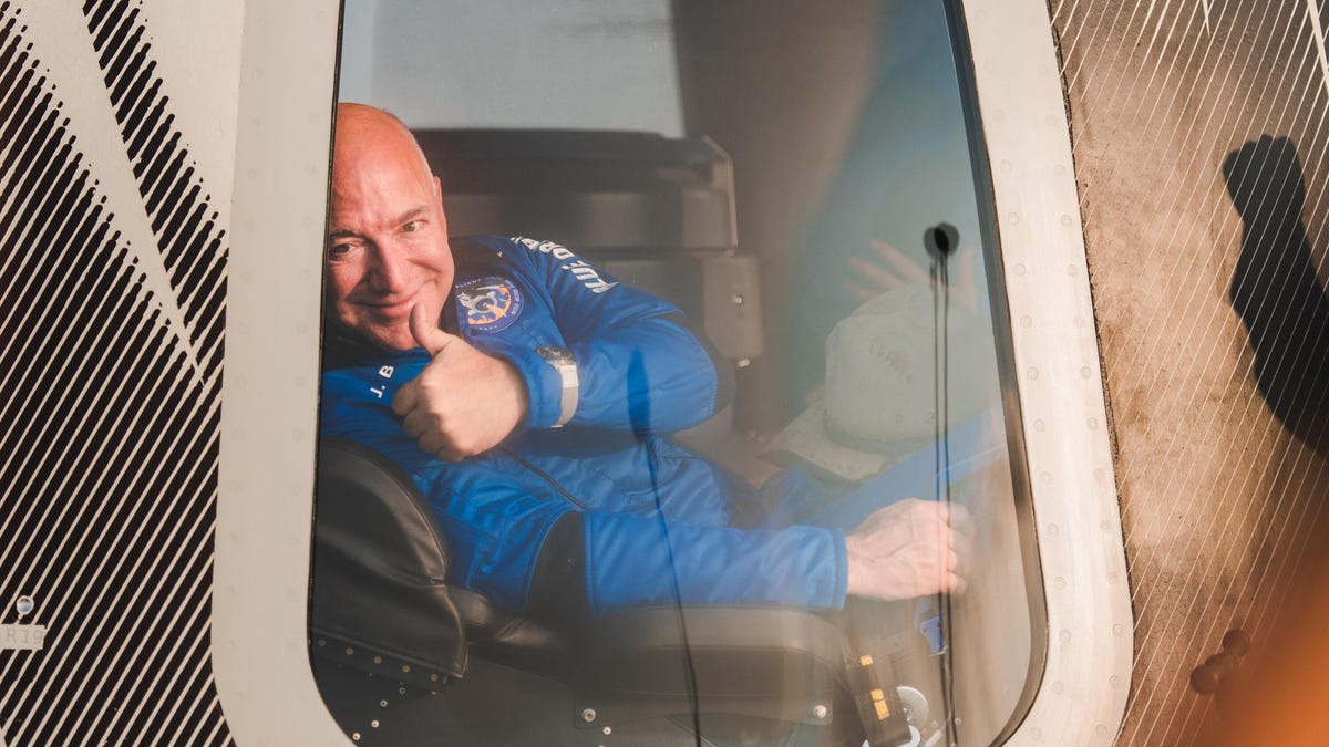 blue-origin-first-human-flight-l0-jeff-bezos-thumbs-up