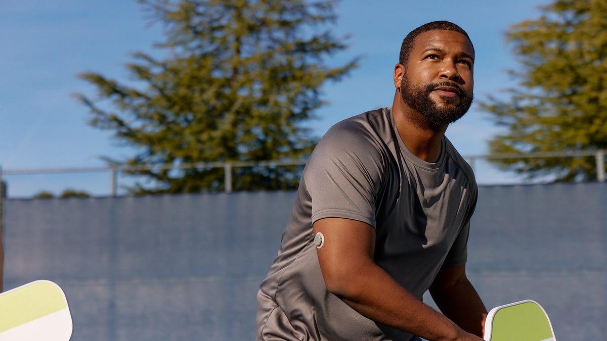 A man playing pickleball while wearing a Stelo