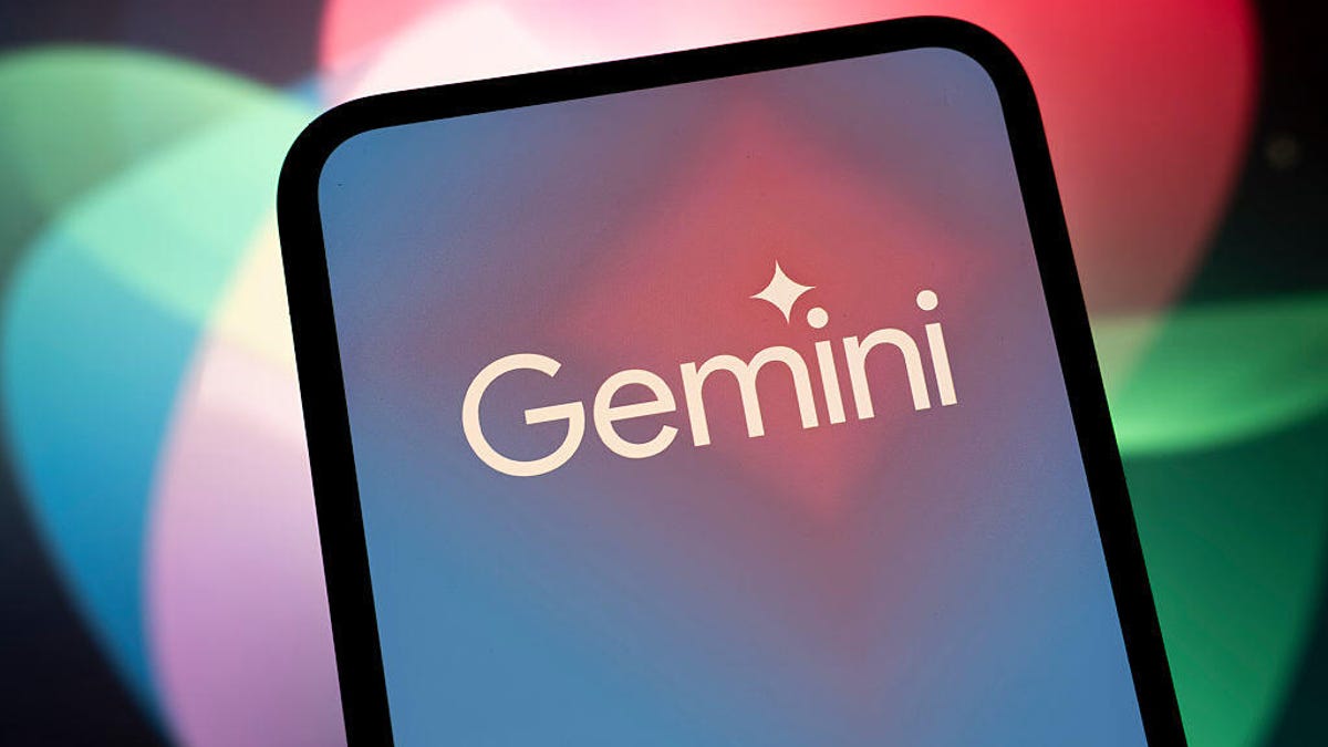 The Gemini logo appears on a smartphone screen with the Siri logo in the background.