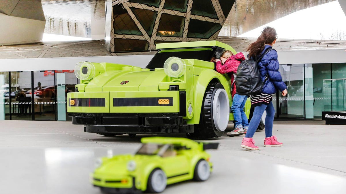 porsche-museum-lego-930-promo