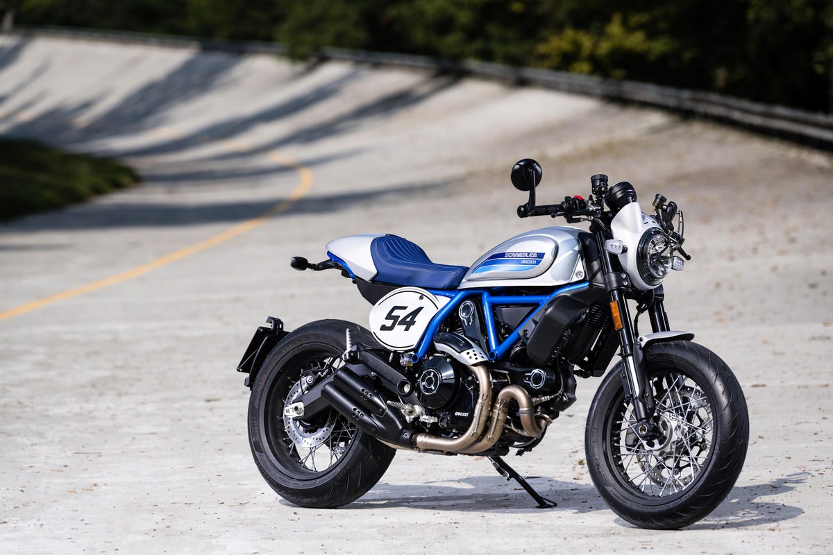 ducati-scrambler-cafe-racer-ambience-05-uc67940-high