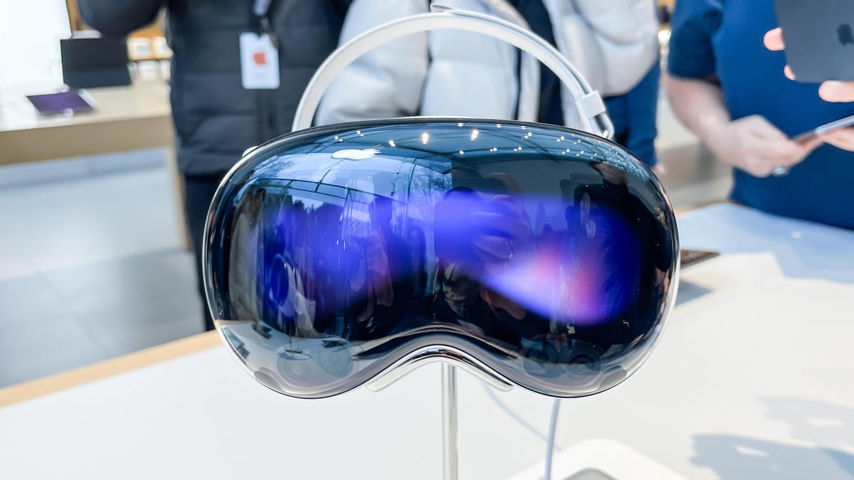 Apple Vision Pro AR/VR headset