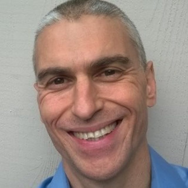 Headshot of Alex Valdes