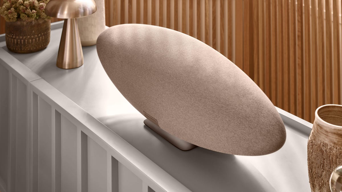 high-b-w-zeppelin-pro-edition-lifestyle-1-solar-gold