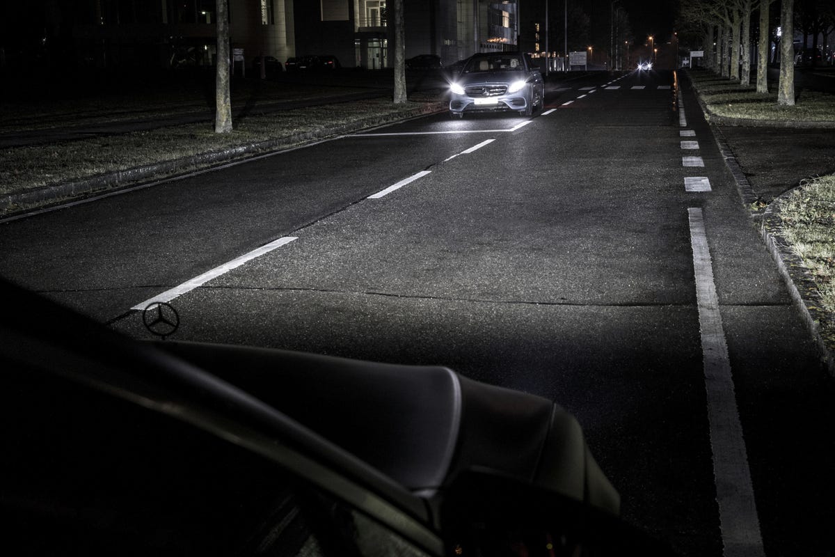 Weltpremiere in der Mercedes-Maybach S-Klasse: DIGITAL LIGHT: Das Licht der Zukunft kommt auf die Straße
