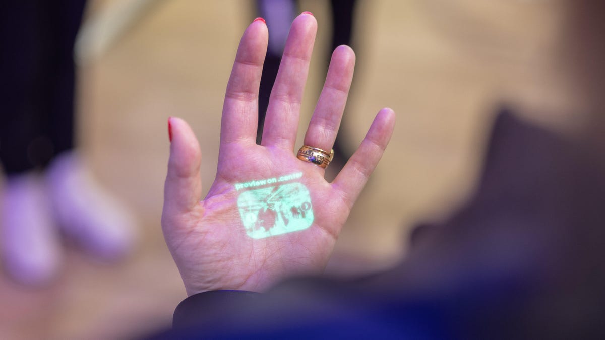 humane-ai-pin-mwc-2024-07