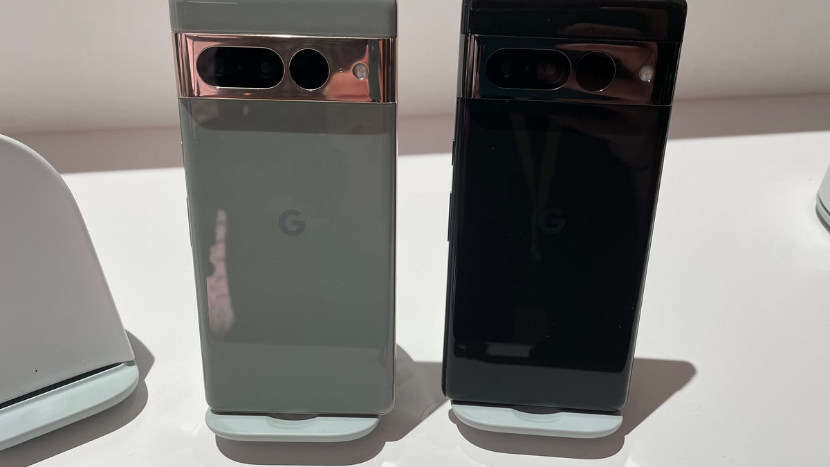Google's Pixel 7 Pro in hazel (left) and obsidian (right)