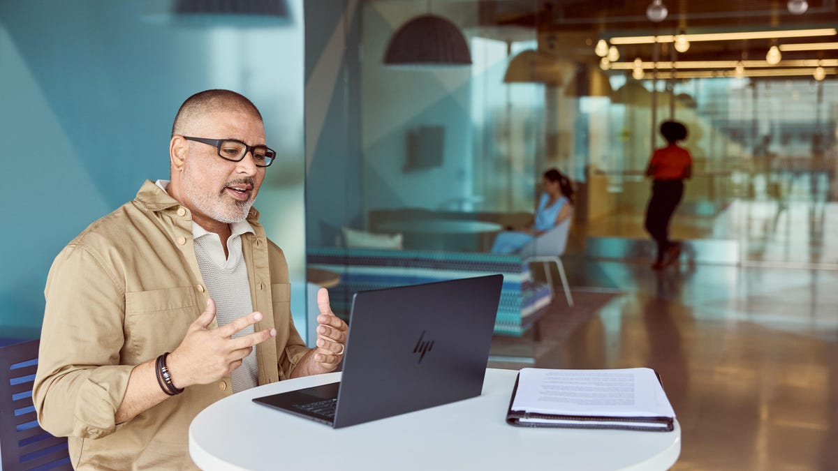 hp-elitebook-ultra-g1i-14-inch-notebook-next-gen-ai-pc-lifestyle8