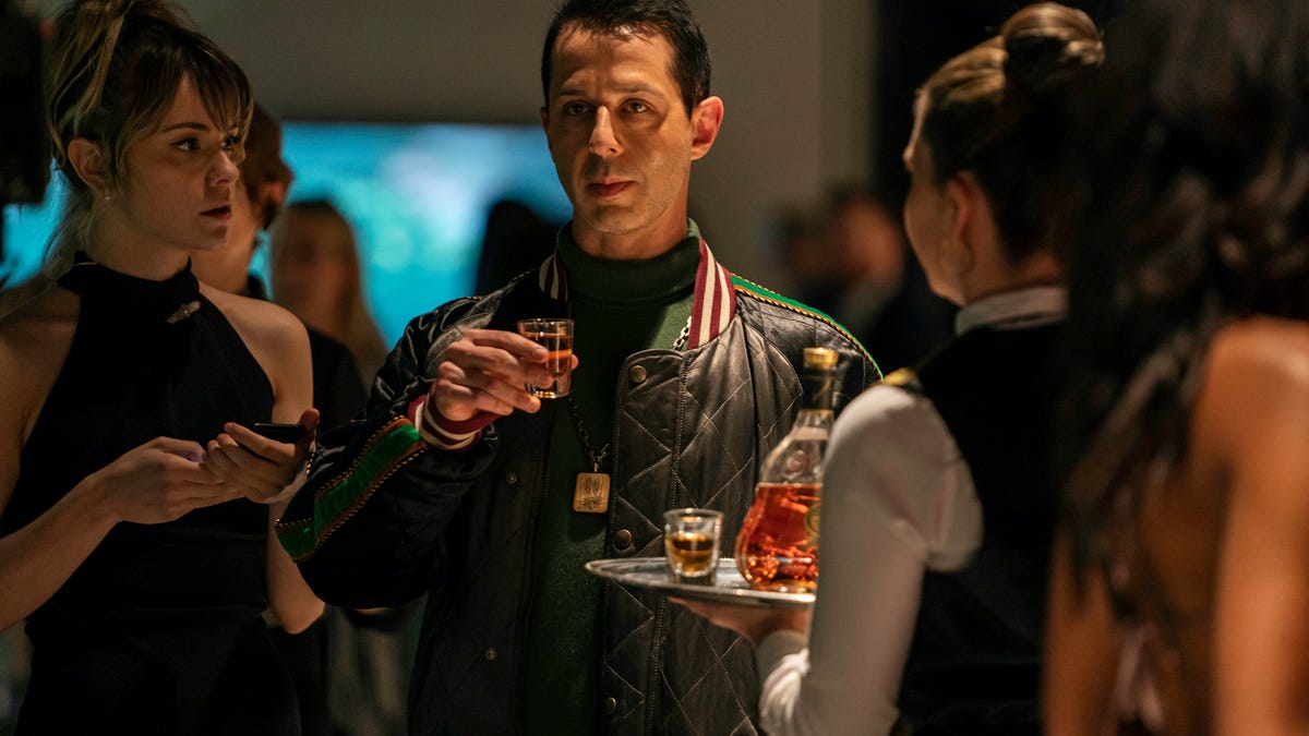 succession-s3-e7-dasha-nekrasova-jeremy-strong-0