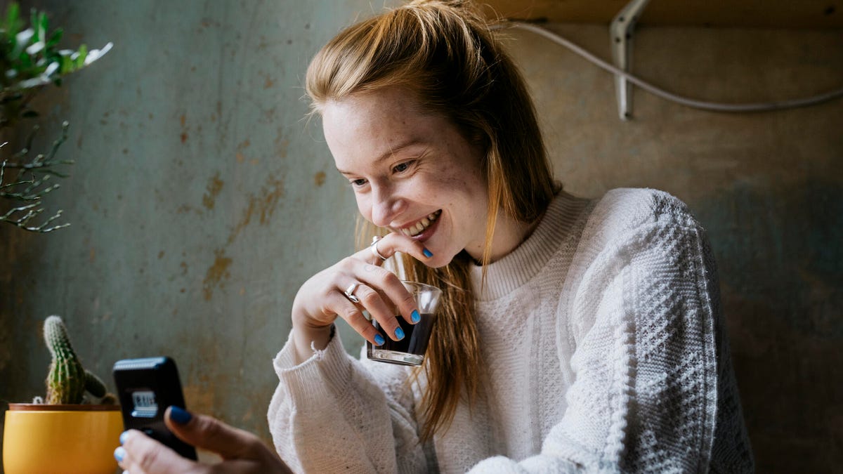 online-dating-gettyimages-1311112784