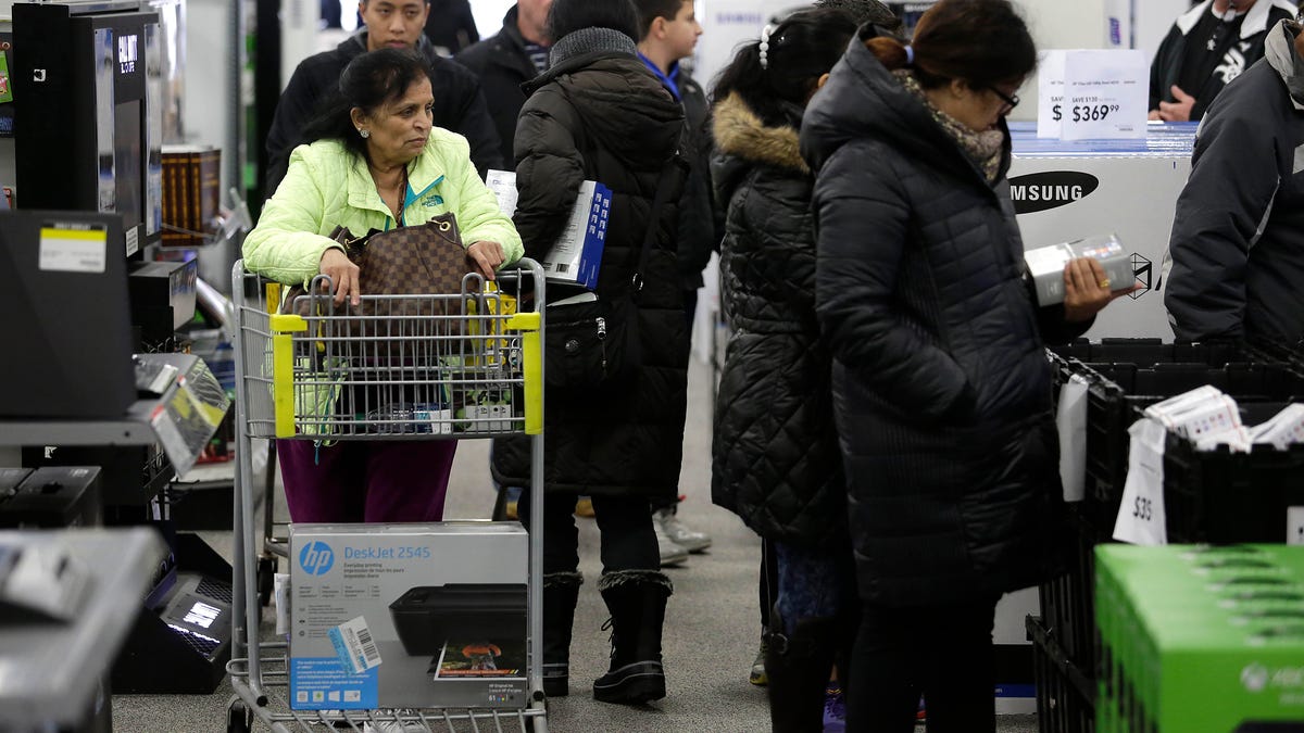 shoppers-gettyimages-498934988