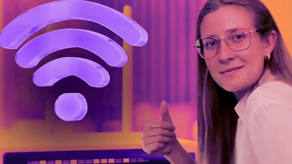 CNET writer Cierra Noffke giving a thumbs up