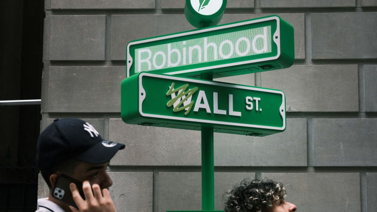 Robinhood sign above a Wall Street street sign