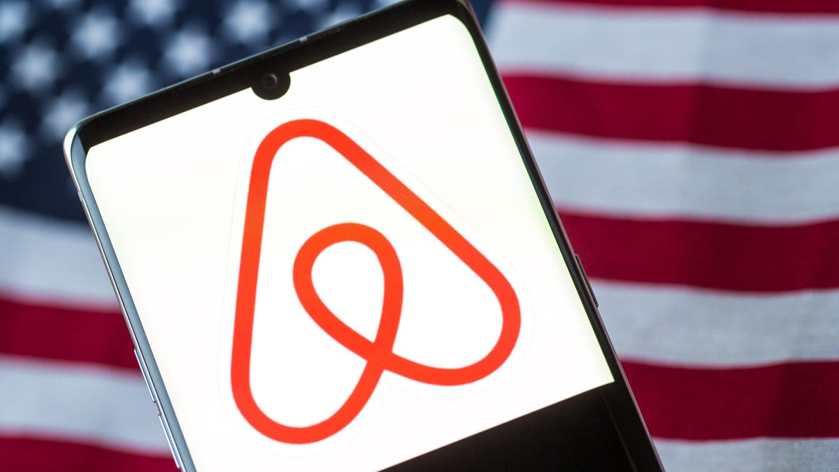 airbnb-logo-phone-american-flag-4231