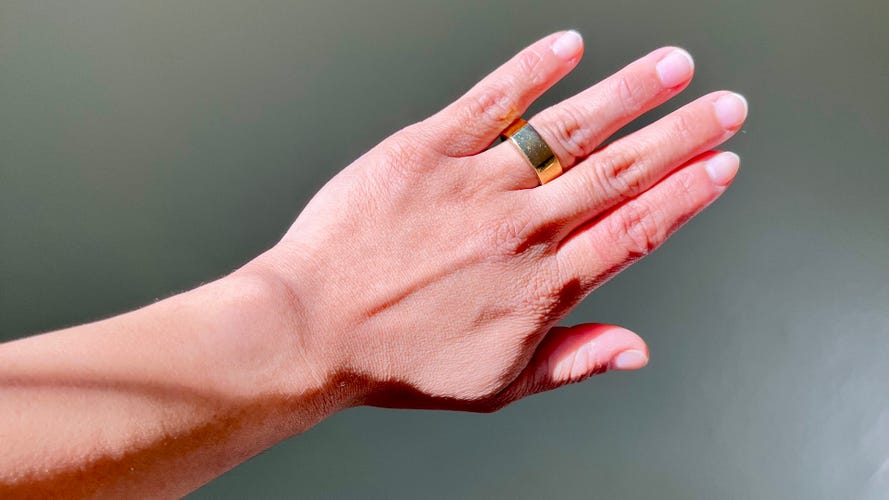 A hand with the smart ring on