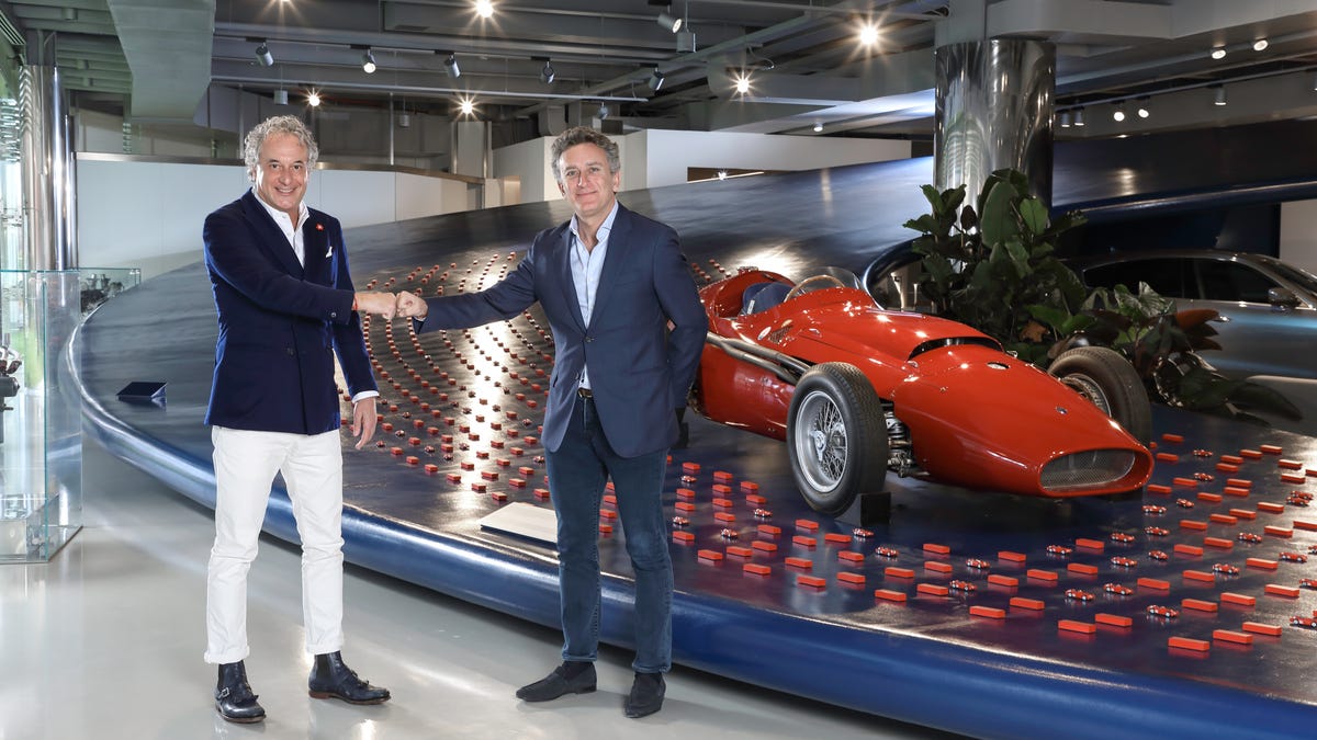 02-maserati-back-to-racing-davide-grasso-ceo-maserati-and-alejandro-agag-founder-chairman-formula-e-at-modena-plant