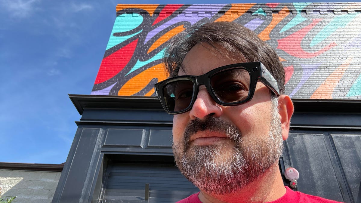 Scott Stein of CNET wearing Ray-Ban Display glasses that double as sunglasses in the sun.