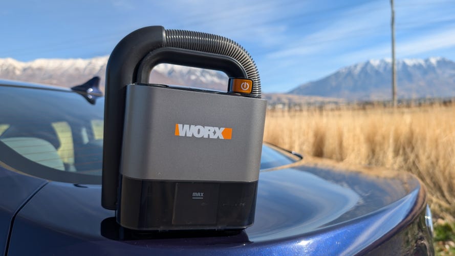 worx cube vac on trunk of car