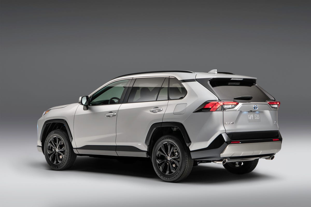 2022-toyota-rav4-se-hybrid-rear-3-4