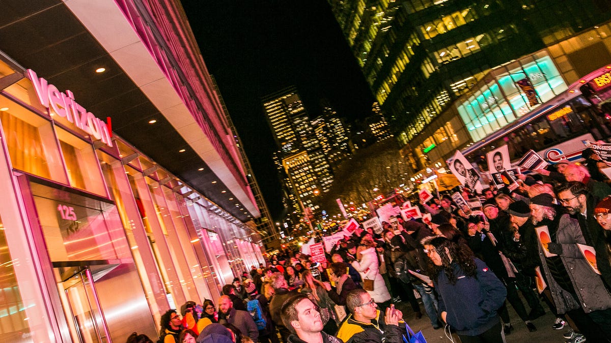 022-nyc-net-neutrality-protest-verizon-hq-dec-7-2017