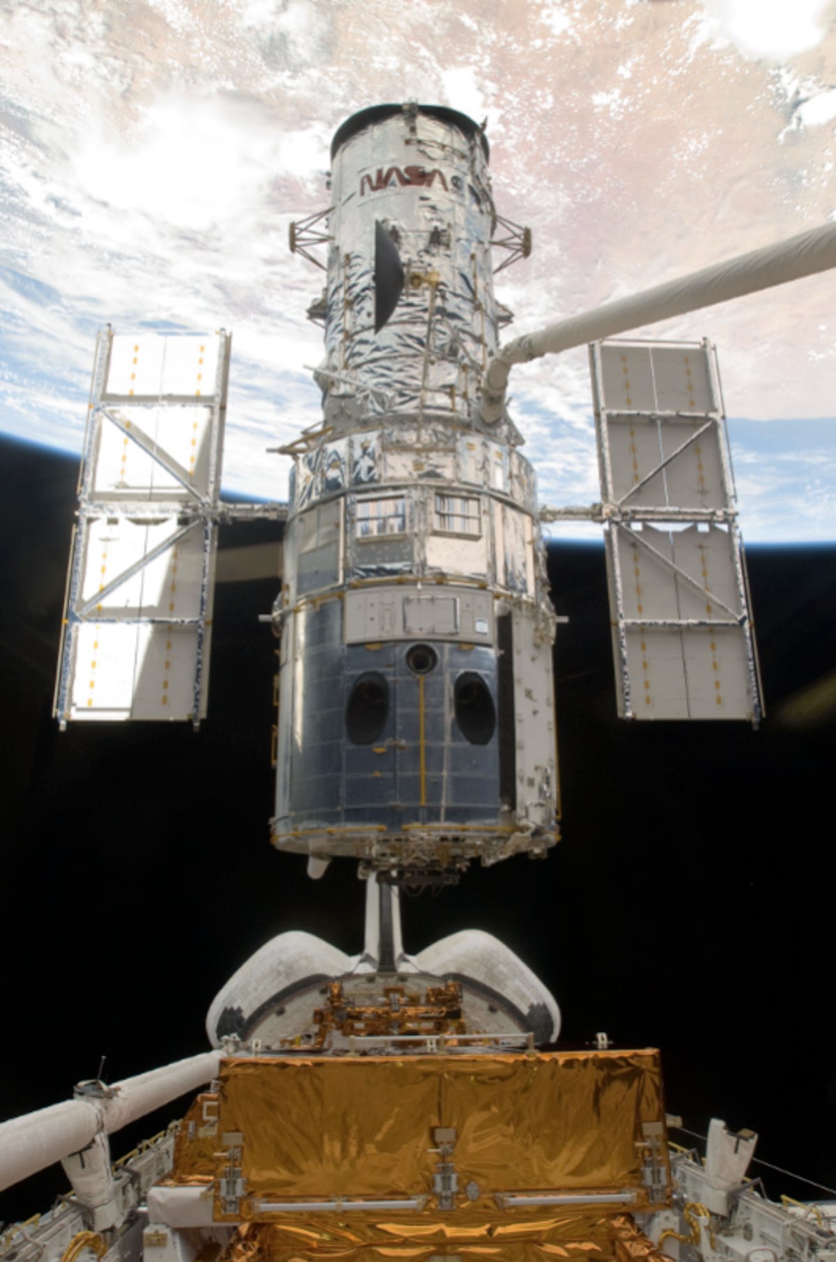 Lifting_Hubble_from_cargo_bay.png